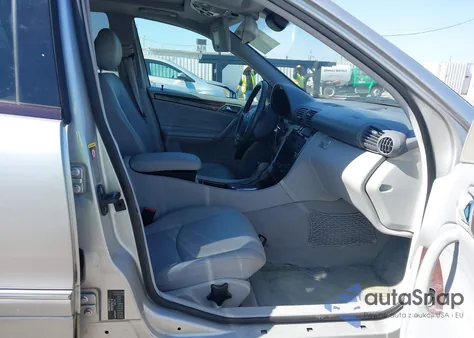 2002 Mercedes-Benz C 240 z USA, uszkodzony, nr VIN WDBRF61J22E003695